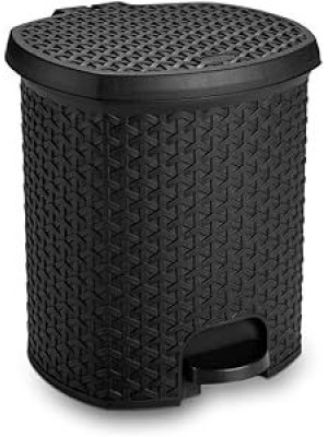 LIXEIRA RATTAN C/ PEDAL 6LTS PRETO 22,5X22,5X25,5CM UN.